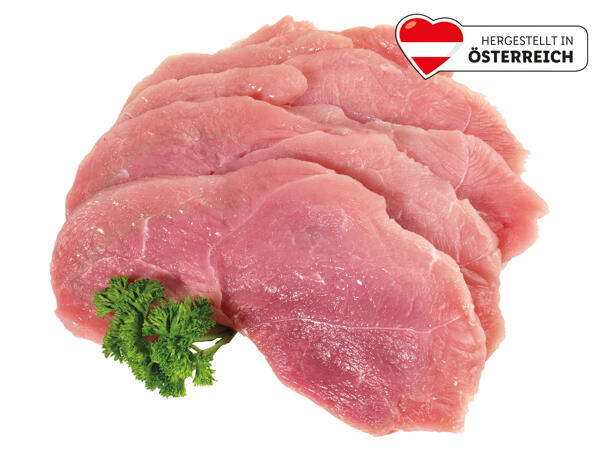 Frische Schweinsschnitzel geschnitten