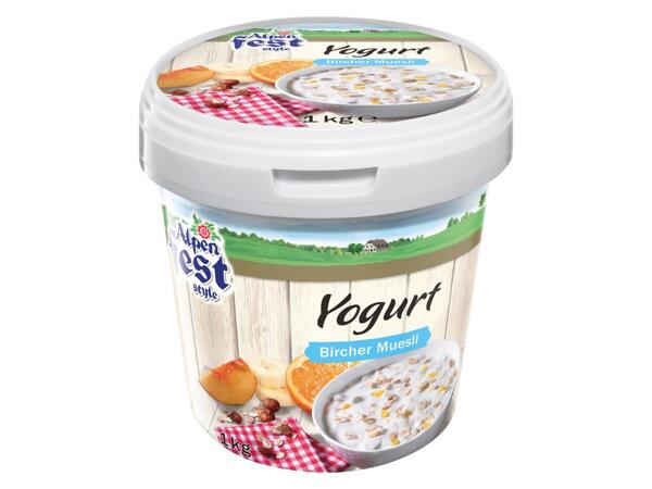 JOGURT S OVOCEM A MÜSLI