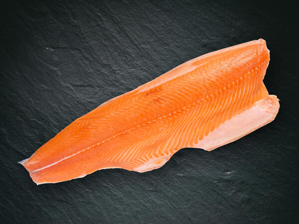 Filetto di salmone intero con pelle