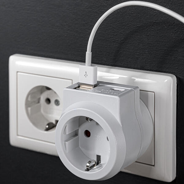 Steckdosenadapter mit 2 USB-A und 1 USB-C-Anschluss