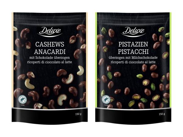 Fruits à coque avec chocolat au lait