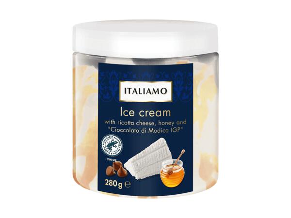 Eiscreme mit Ricotta, Honig und Schokolade