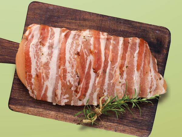 Frisches Maishendlfilet im Speckmantel