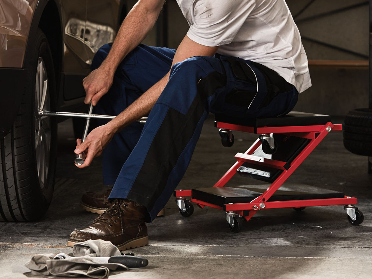Sgabello/Carrello per lavori di montaggio 2 in 1