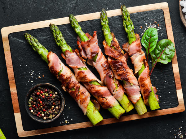 Asperges vertes enveloppées dans du bacon
