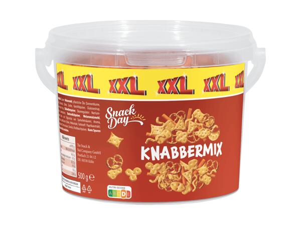 Knabbermix im Eimer