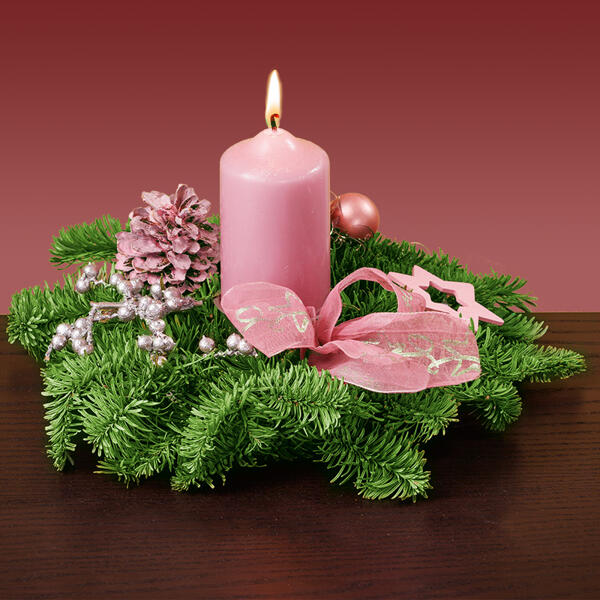 Adventsgesteck mit einer Kerze