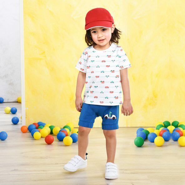 Sæt med t-shirt og shorts