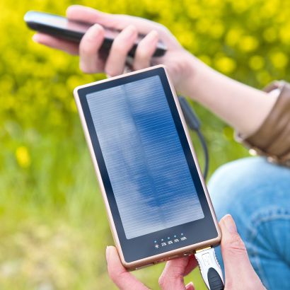 Mobiler Ladeakku mit Solarpack