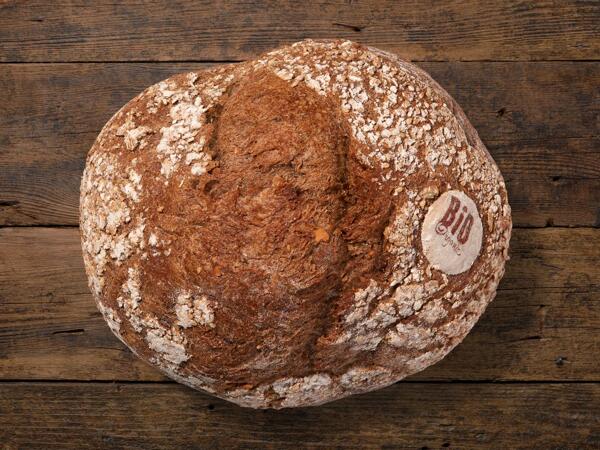 Pane nero bio cotto in forno a legna
