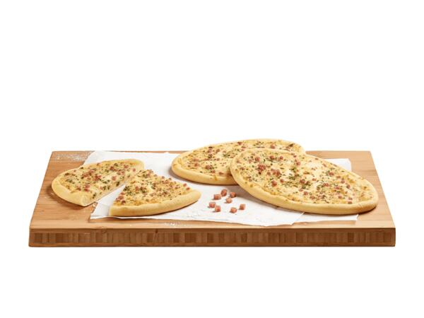 Tarte flambée avec jambon cru et oignons