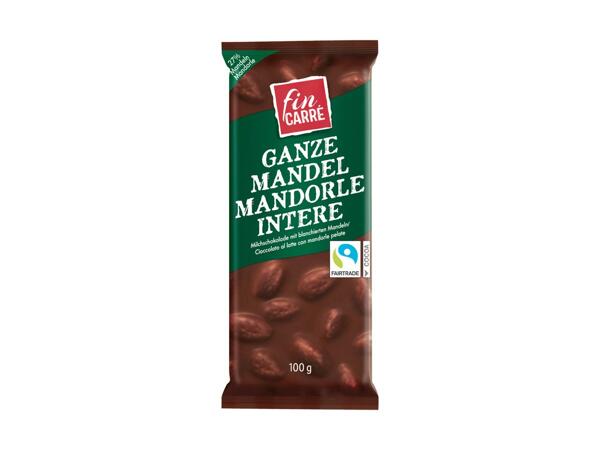 Chocolat au lait avec des amandes entières