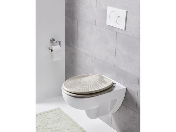 Toilet seat with soft close mechanism