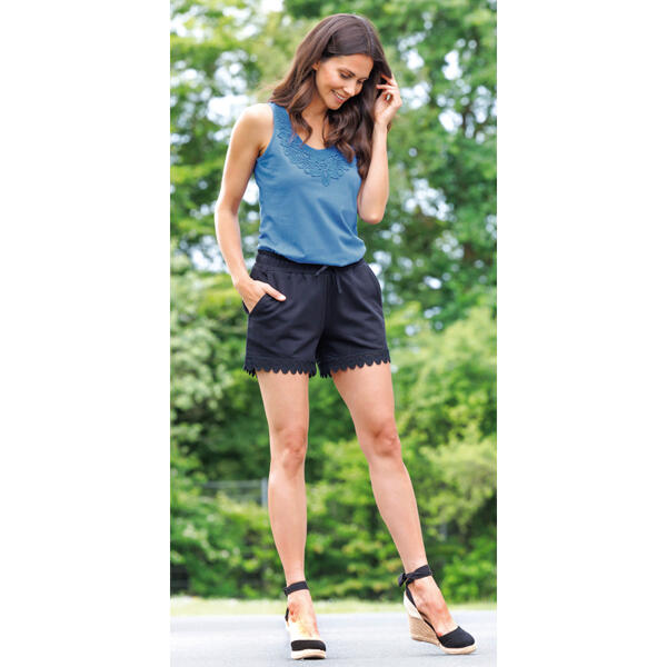 Shorty mit Häkelspitze