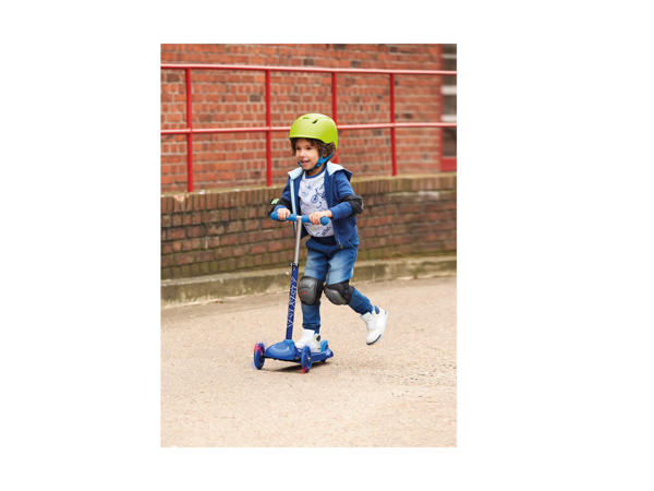 Playtive Junior Tri-Scooter With LED Wheels1