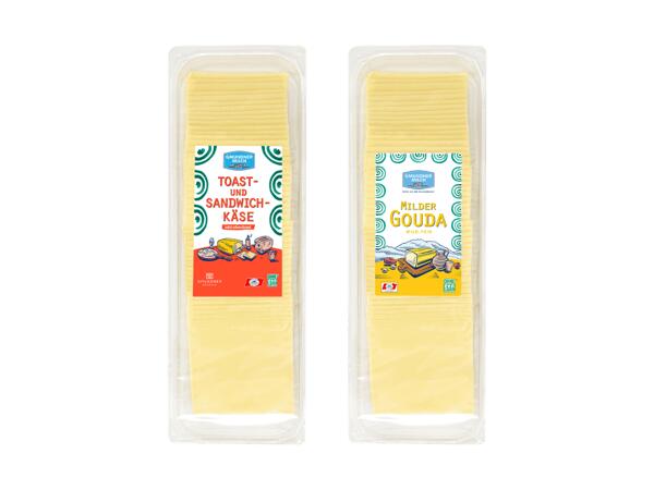Toastkäse oder Gouda in Scheiben