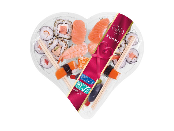 Sushis dans une boîte en forme de cœur