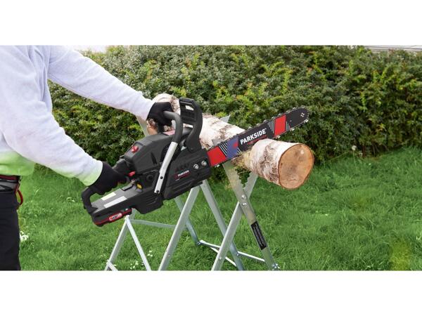 Petrol chainsaw with electric start