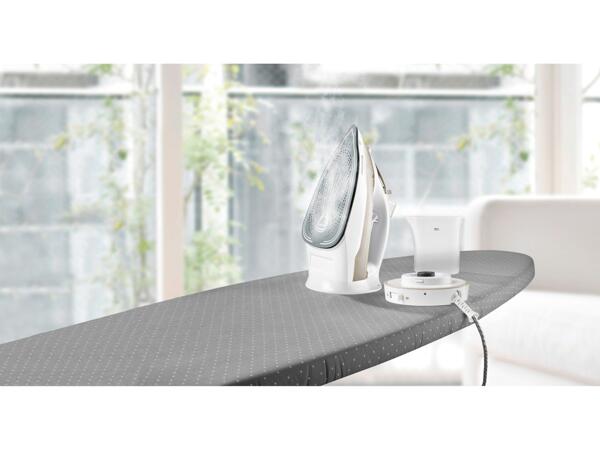 Cordless steam iron