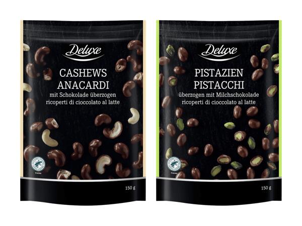 Fruits à coque avec chocolat au lait