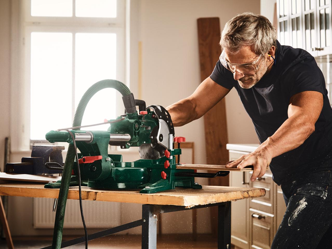 Parkside Sliding Cross Mitre Saw1