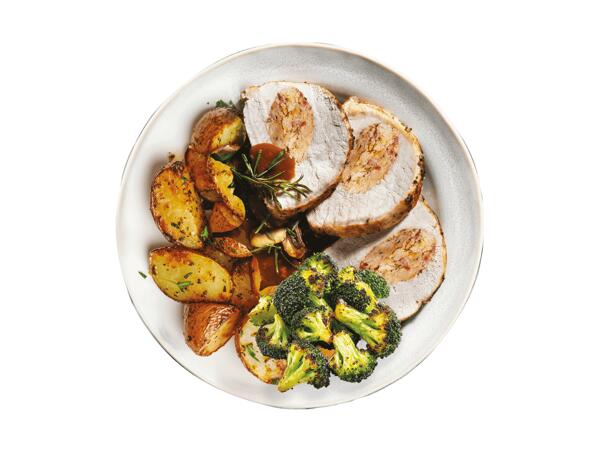 Frisches Schweinekarree mit Dattel-Speck-Füllung