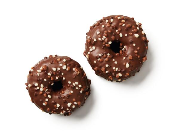CRONUT S KAKAOVOU POLEVOU A ČOKOLÁDOVÝMI DROPSY