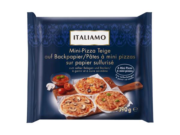 Mini-Pizzateige auf Backpapier