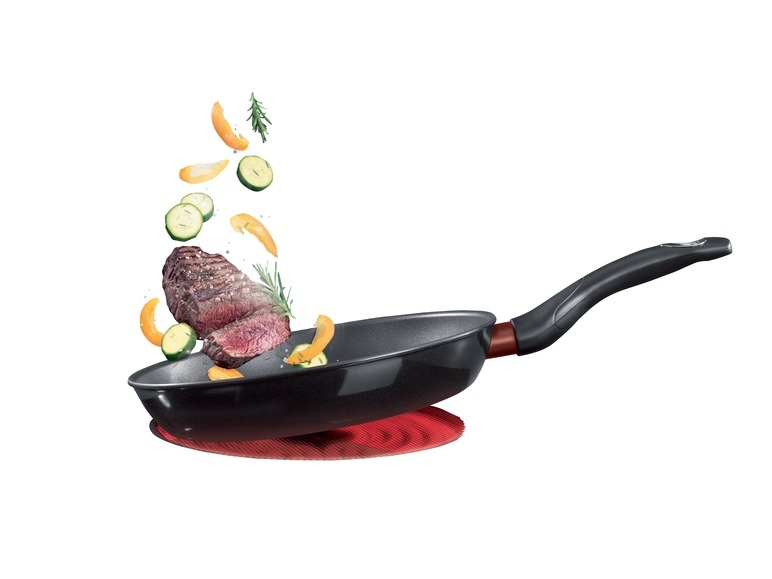 Poêle avec revêtement en titane
