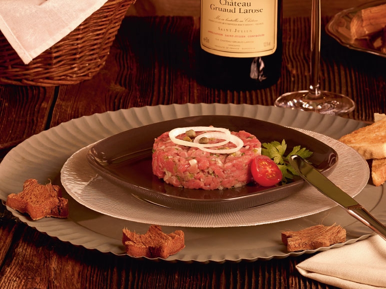 Tartare de bœuf confectionné avec une fine viande de bœuf suisse et de délicieuses sauces.