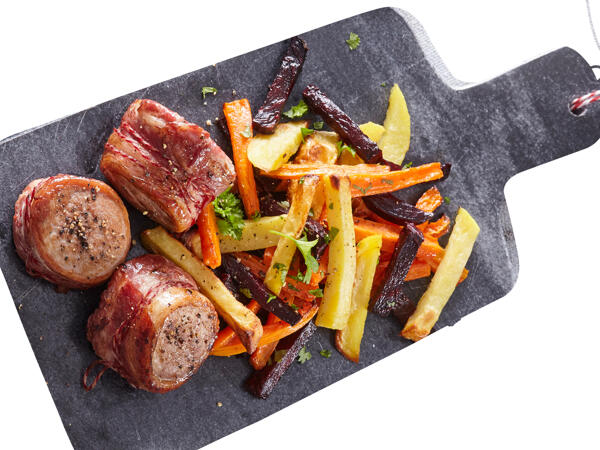 Frisches Schweinefilet im Speckmantel