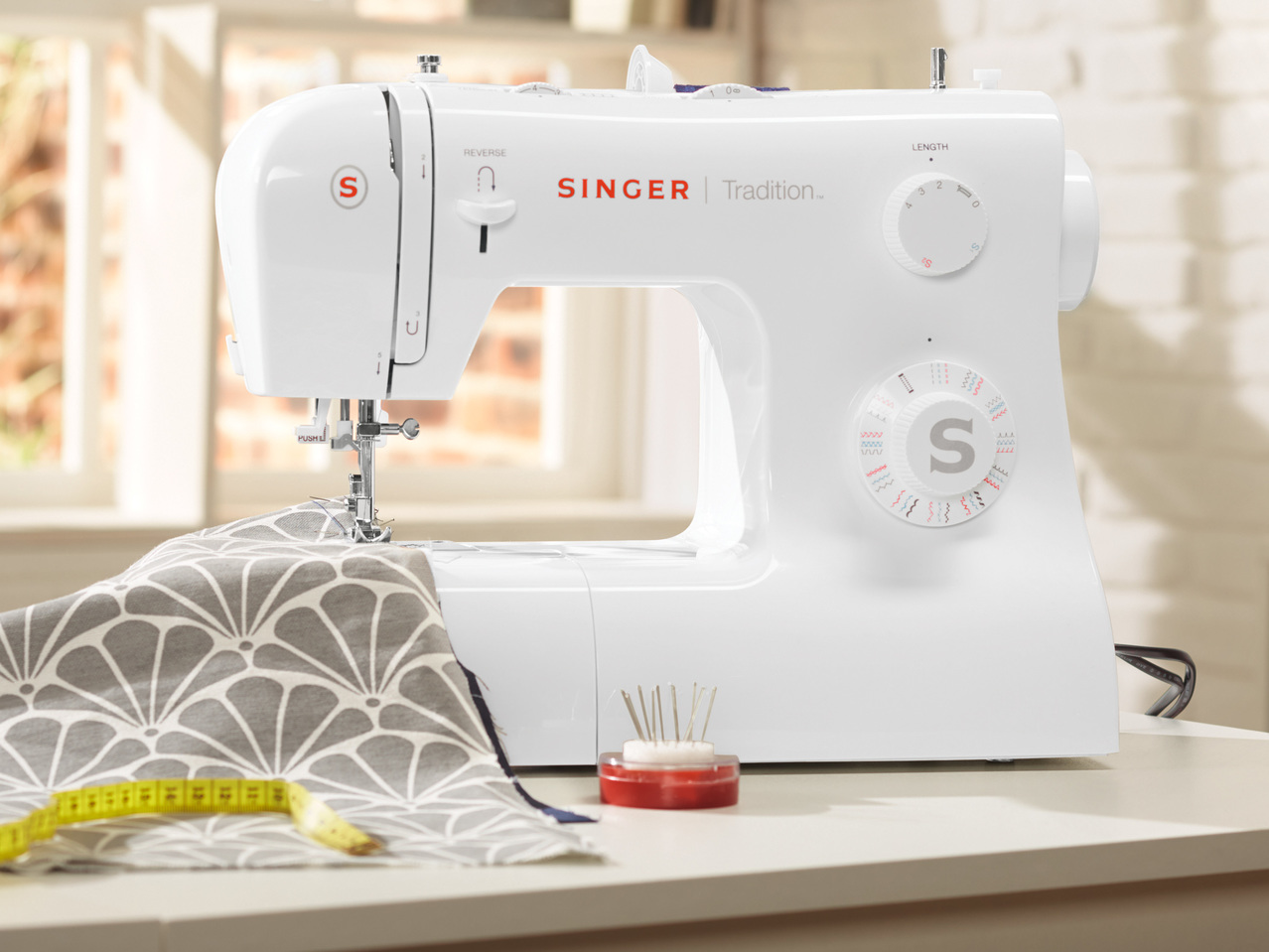 SINGER(R) Nähmaschine „Tradition 2282"