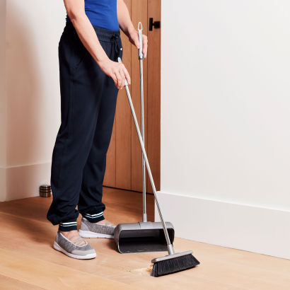 Brosse et ramassette à manche