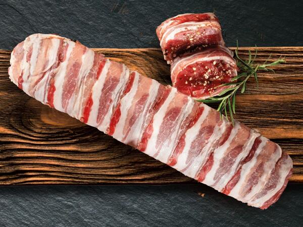 Frisches Schweinefilet im Speckmantel