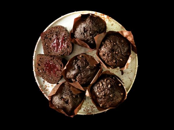 Čokoládový muffin s malinovou náplní
