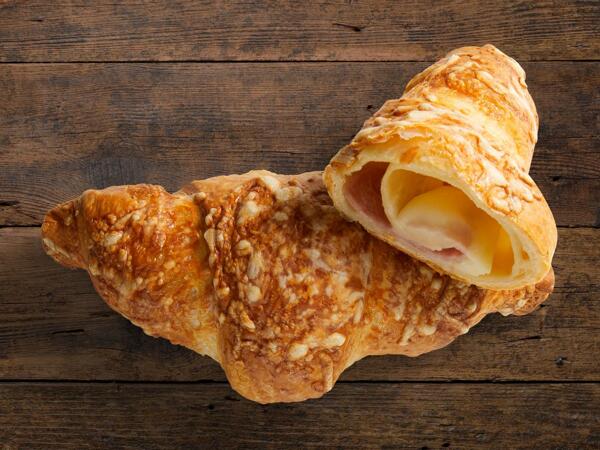 Croissant con prosciutto e formaggio