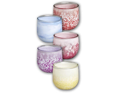 Bougie parfumée dans un verre coloré