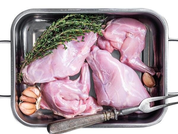 Frische Kaninchenstücke