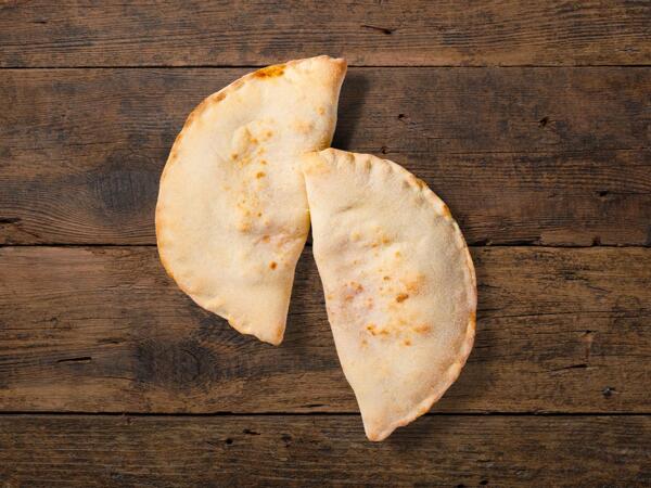 Pizza calzone margherita