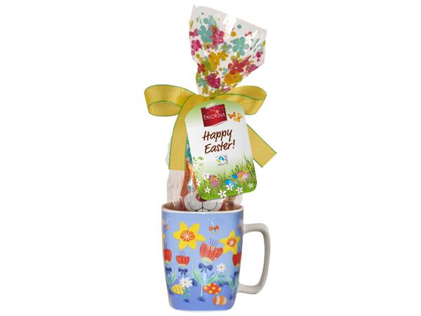 MUG WITH CHOCOLATE AND BONBONS