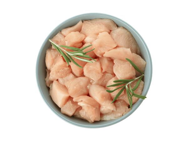 Frisches Maishendl Fondue gewürfelt