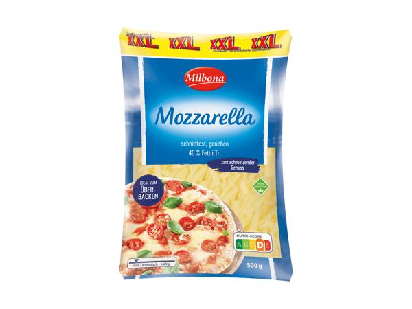 Mozzarella gerieben