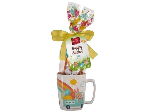 MUG WITH CHOCOLATE AND BONBONS