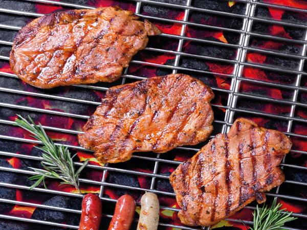 Frische Schweinesteaks mariniert