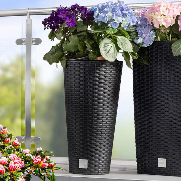 Pflanzsäule in Rattan-Optik