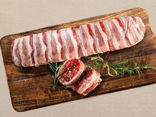 Frisches Schweinefilet im Speckmantel