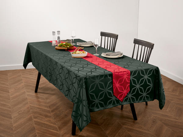 Tablecloth with table runner