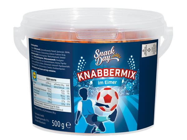 Knabbermix im Eimer