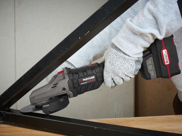 Cordless flat head angle grinder