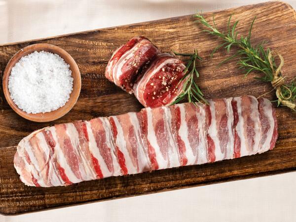 Frisches Schweinefilet im Speckmantel